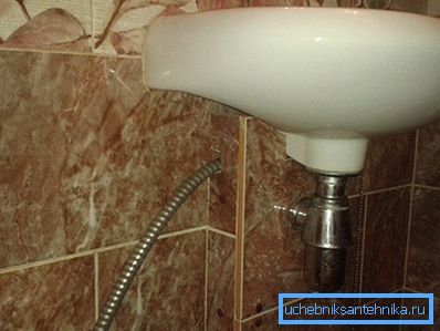La douche hygiénique est sortie de sous l’évier. La douche hygiénique est sortie de sous l’évier.