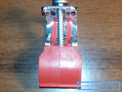 Le produit du métal et du plastique sous une forme agrandie.