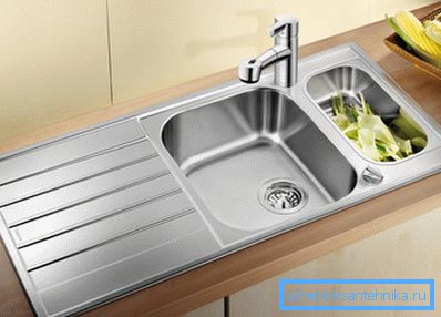 Produit avec deux bureaux en activité. Produit avec deux bureaux en activité.