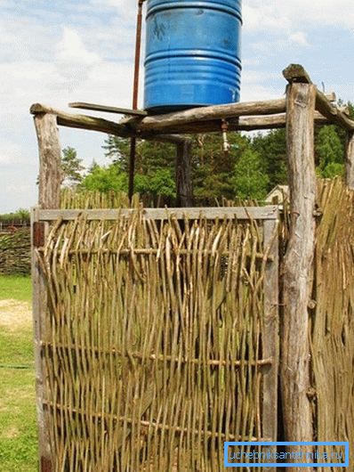 Nous faisons une douche dans le pays à partir de matériaux de récupération