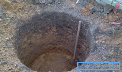 Faire un trou pour l'installation d'un caisson à partir d'anneaux de béton.