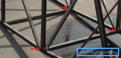 La fabrication des nœuds a généralement lieu sur le sol. La fabrication des nœuds a généralement lieu sur le sol.