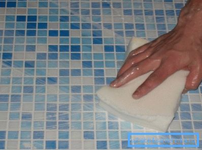 Les formulations en excès sont éliminées avec une éponge ou un chiffon doux. Les formulations en excès sont éliminées avec une éponge ou un chiffon doux.