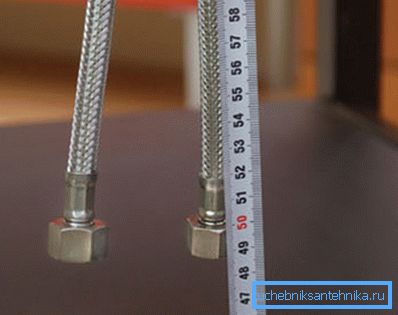 La mesure de la longueur du tuyau peut être effectuée à l'aide d'un ruban à mesurer ou d'une règle classique La mesure de la longueur du tuyau peut être effectuée à l'aide d'un ruban à mesurer ou d'une règle classique