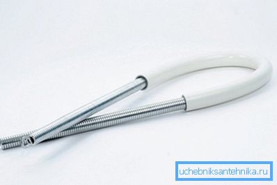 Tube en plastique courbé