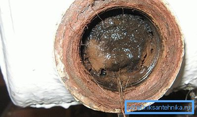 Dépôts de calcaire et de boue dans l'ancien système de chauffage. Dépôts de calcaire et de boue dans l'ancien système de chauffage.