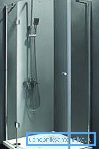 326 Les cabines sans toit, en règle générale, sont équipées exclusivement d'une douche.
