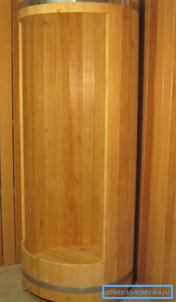 Les cabines en mélèze sont résistantes à l'humidité, ce qui en fait un matériau très prisé dans la fabrication des cabines de douche Les cabines en mélèze sont résistantes à l'humidité, ce qui en fait un matériau très prisé dans la fabrication des cabines de douche