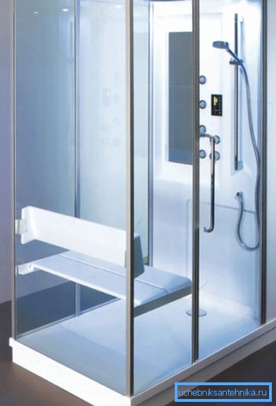 Les cabines avec un hammam devraient offrir une étanchéité élevée, plus pour plus de commodité, il devrait y avoir un banc à l'intérieur Les cabines avec un hammam devraient offrir une étanchéité élevée, plus pour plus de commodité, il devrait y avoir un banc à l'intérieur