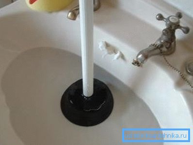 Comment dégager rapidement le bouchon dans l'évier avec un piston Comment dégager rapidement le bouchon dans l'évier avec un piston