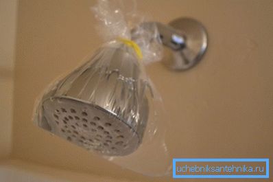Comment nettoyer le bidon de douche du calcaire s'il n'est pas enlevé? Versez le vinaigre dans le sac et fixez-le sur la pluie, laissez-le pendant 1-2 heures, puis rincez bien la surface
