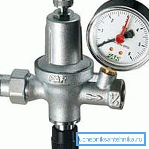 Comment réduire la pression dans l’alimentation en eau - installer la boîte de vitesses, il vous permet également de surveiller les performances, car il dispose d’un manomètre Comment réduire la pression dans l’alimentation en eau - installer la boîte de vitesses, il vous permet également de surveiller les performances, car il dispose d’un manomètre