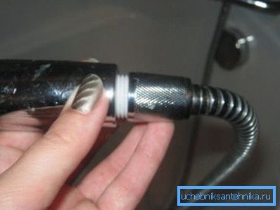 Comment connecter les tuyaux de douche avec d'autres éléments? Aucun outil nécessaire, assez de mains Comment connecter les tuyaux de douche avec d'autres éléments? Aucun outil nécessaire, assez de mains