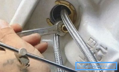 Comment fixer le mélangeur sur l'évier? Pour cela, il existe un kit spécial - deux goujons, deux rondelles métalliques d’une configuration spéciale et un joint Comment fixer le mélangeur sur l'évier? Pour cela, il existe un kit spécial - deux goujons, deux rondelles métalliques d’une configuration spéciale et un joint