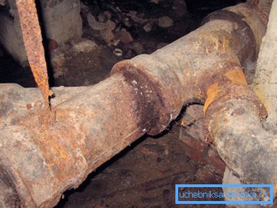 Système d'égout de type ancien en forme d'éléments en fonte. Système d'égout de type ancien en forme d'éléments en fonte.