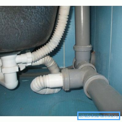 Tuyaux d'égout dans l'appartement Tuyaux d'égout dans l'appartement