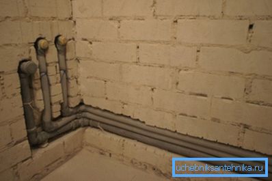 Les égouts et la plomberie cachés dans les rainures du mur Les égouts et la plomberie cachés dans les rainures du mur