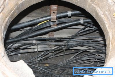 Eaux usées avec câbles posés dedans Eaux usées avec câbles posés dedans