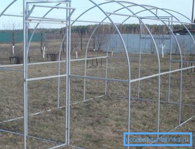 Le cadre pour la fabrication de serres ou de serres en aluminium durera beaucoup plus longtemps qu'un produit en métal ferreux