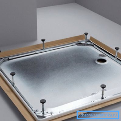 Cadre pour la palette 90х90 pour une douche à hauteur réglable des jambes