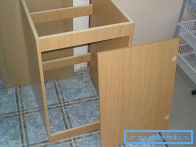 Le cadre est assemblé, raidisseurs visibles et échantillonnage sous les auvents de la porte Le cadre est assemblé, raidisseurs visibles et échantillonnage sous les auvents de la porte
