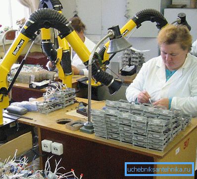 Chaque poste de travail peut être équipé d'un capot d'extraction personnel. Chaque poste de travail peut être équipé d'un capot d'extraction personnel.