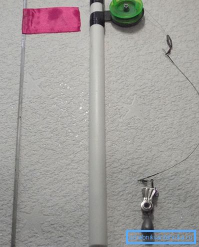 Chacun des cylindres sciés d'une des extrémités est incisé avec une scie à métaux ou percé avec une perceuse. Afin de garder le remontage sur les cylindres préparés de la chambre du vélo, nous coupons les anneaux. La tige peut également être faite à partir des restes de tuyaux