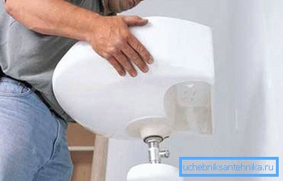 La poterie est assez lourde, il sera donc difficile de s'en sortir seul. La poterie est assez lourde, il sera donc difficile de s'en sortir seul.