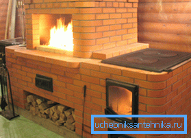 Poêle en brique à donner avec une plaque de cuisson, une cheminée et une pile de bois Poêle en brique à donner avec une plaque de cuisson, une cheminée et une pile de bois