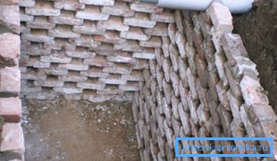 Pose pour les trous de drainage. Pose pour les trous de drainage.