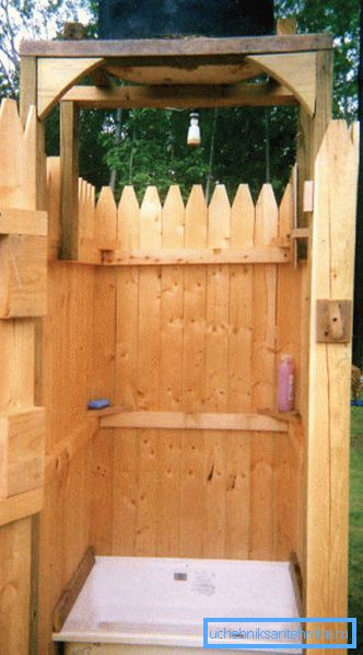 Douche de jardin en bois classique.