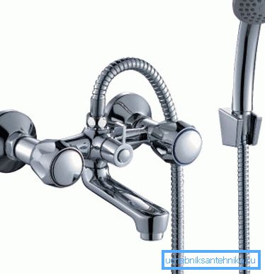 Mitigeur de baignoire classique avec bec pivotant court Mitigeur de baignoire classique avec bec pivotant court