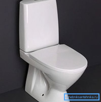 Toilette classique avec citerne étroite