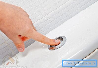 Bouton pour drainer l'eau d'une toilette moderne.