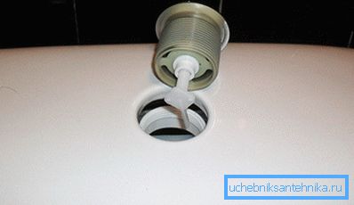 Le bouton est retiré avec précaution pour ne pas l’endommager ni le laisser tomber. Le bouton est retiré avec précaution pour ne pas l’endommager ni le laisser tomber.