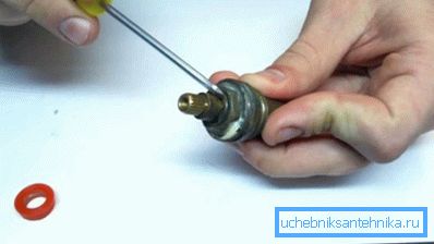 Lors du remplacement des inserts, vous devez immédiatement effacer la partie de l'échelle ou de l'échelle et vous devez également changer tous les anneaux et bagues en caoutchouc d'étanchéité.
