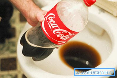 Coca-Cola nettoie les toilettes pas plus mal que beaucoup de fonds du budget. Coca-Cola nettoie les toilettes pas plus mal que beaucoup de fonds du budget.