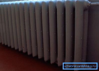 Le nombre de sections de radiateur dépend de la surface de la pièce et du nombre de fenêtres qu'il contient. Le nombre de sections de radiateur dépend de la surface de la pièce et du nombre de fenêtres qu'il contient.