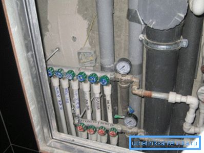 Collecteur distribuant des tuyaux dans un nouveau bâtiment Collecteur distribuant des tuyaux dans un nouveau bâtiment