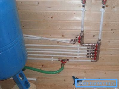 Le système de collecte de l'approvisionnement en eau dans une maison privée avec leurs propres mains pendant le processus de montage. Le système de collecte de l'approvisionnement en eau dans une maison privée avec leurs propres mains pendant le processus de montage.