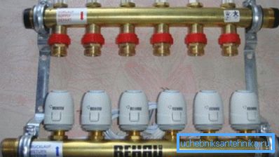 Les collecteurs sont équipés de débitmètres et de têtes thermiques Les collecteurs sont équipés de débitmètres et de têtes thermiques