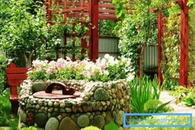 Eh bien, décoré de pierres et de fleurs