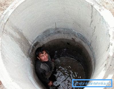 Un puits d'anneaux de béton qui, sous leur poids, tombent dans la mine Un puits d'anneaux de béton qui, sous leur poids, tombent dans la mine