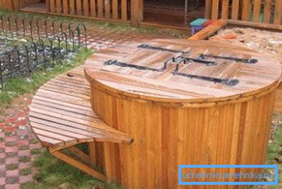 Anneau bien avec couverture en bois