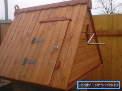 Eh bien, la maison sur la photo est protégée de l'humidité de cette manière. Eh bien, la maison sur la photo est protégée de l'humidité de cette manière.