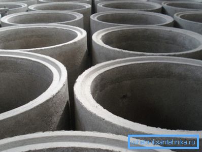 Bagues en béton pour un puits. Bagues en béton pour un puits.