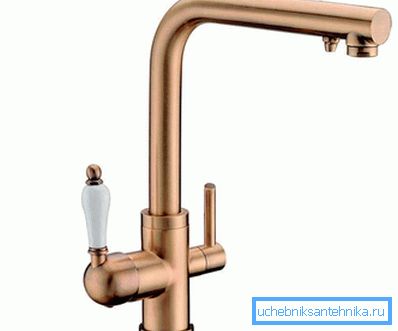 Appareil combiné avec double bec et un robinet séparé pour l'eau potable. Appareil combiné avec double bec et un robinet séparé pour l'eau potable.