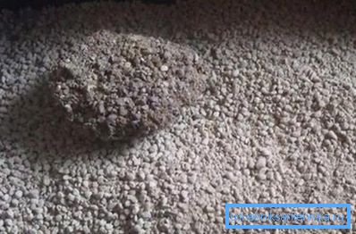 Un morceau de granules de bentonite Un morceau de granules de bentonite