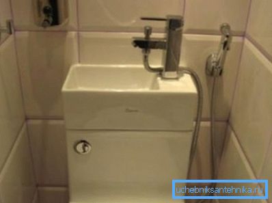 Lavabo compact sur le réservoir avec raccord de douche. Lavabo compact sur le réservoir avec raccord de douche.
