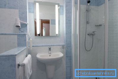 Solution compacte pour une petite salle de bain combinée.
